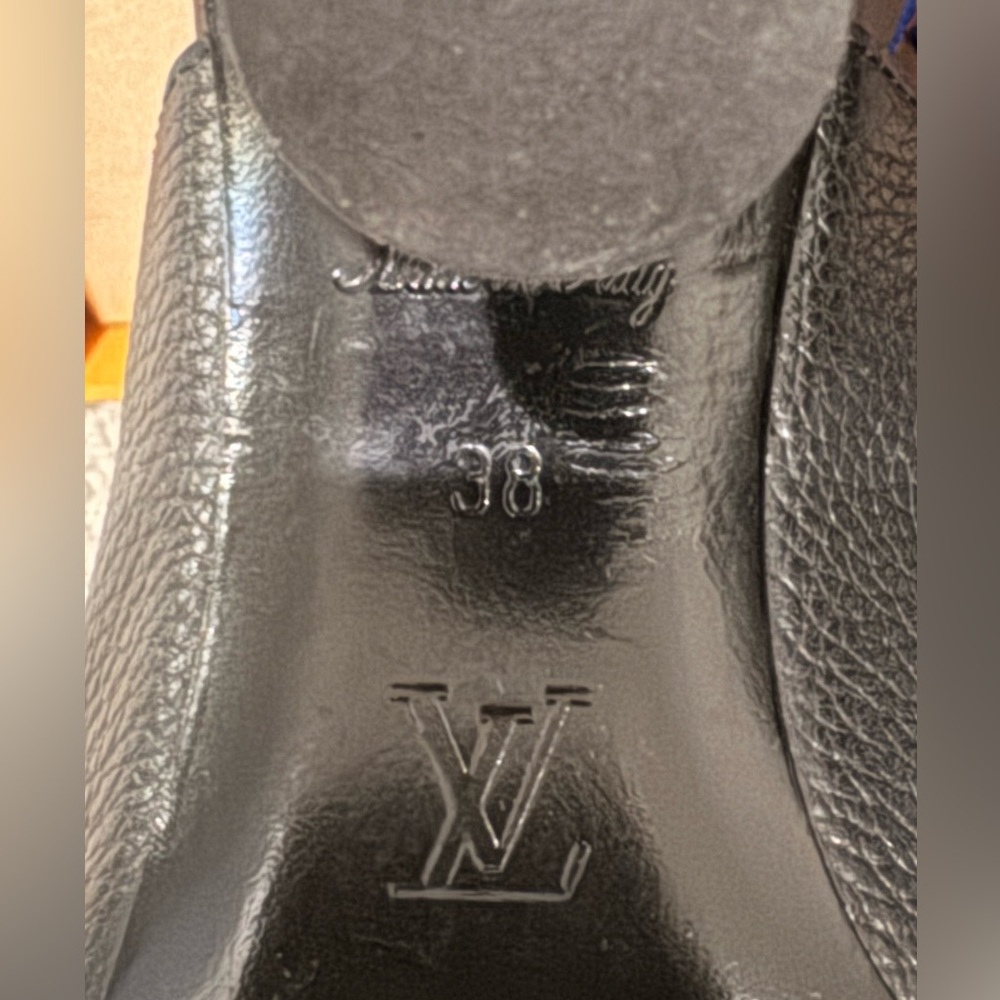 LOUIS VUITTON
Indiana Leather Mules In Black - Size 38 - Picture 6 of 7